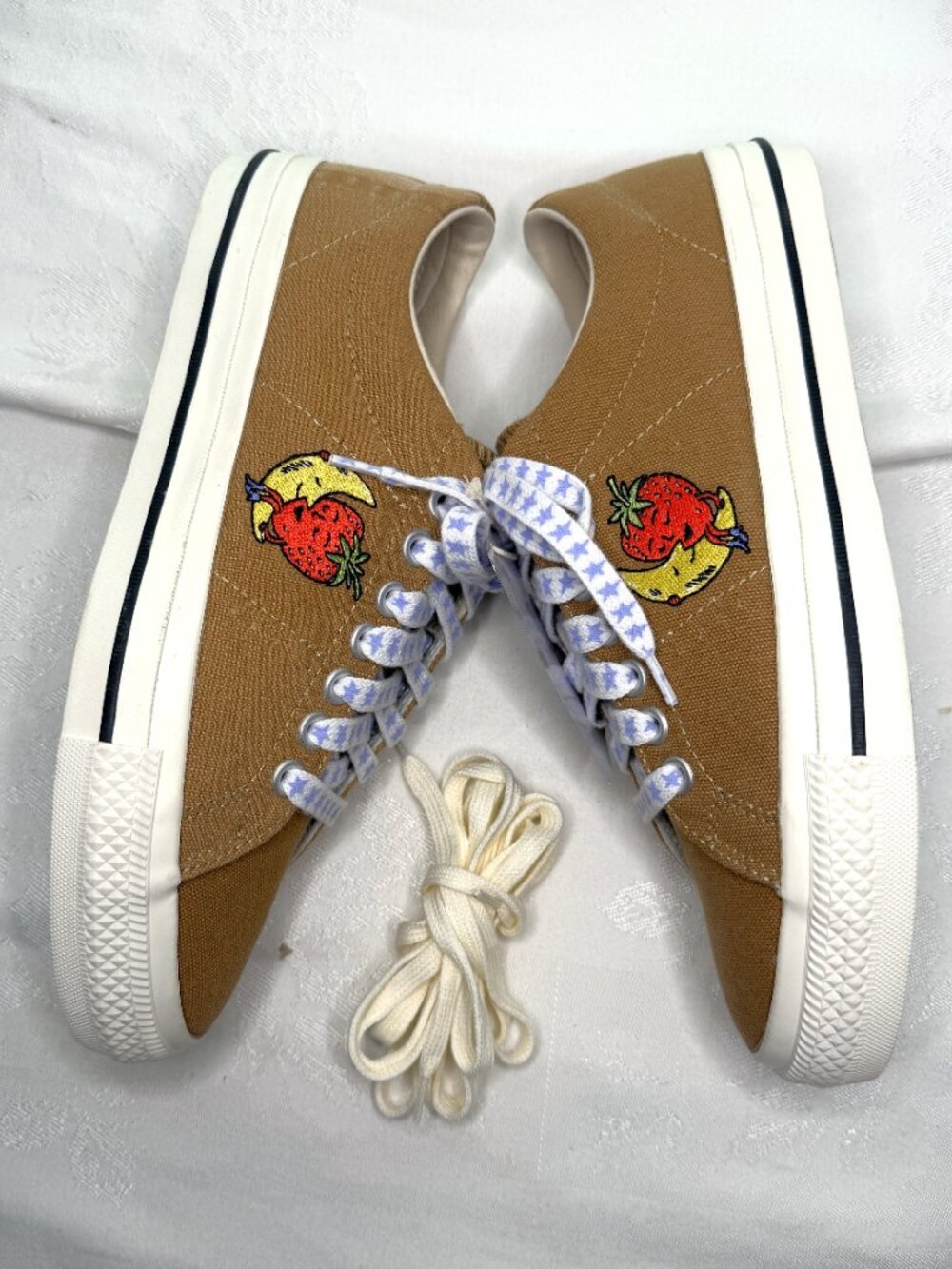 Converse X Sky High Farm Strawberry Moon Shoes Men's Size 9/Women's 10.5  NWT